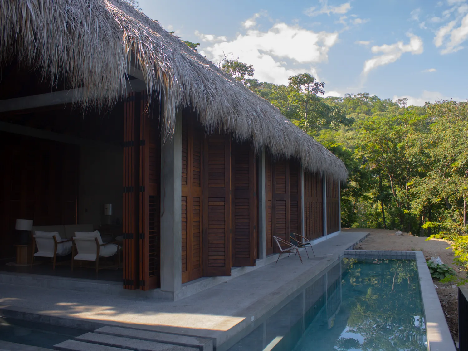 Casa Yuu'Kee terminada — alberca frente a la selva (foto real)